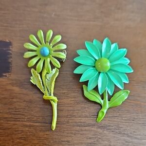 Vintage PAINTED FLOWER BROOCH SET